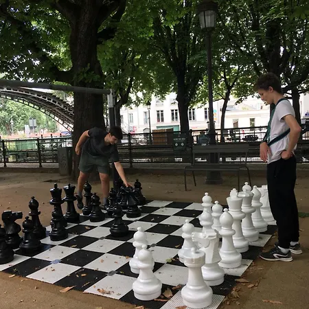 Paris, Au Bord Du Canal Saint Martin Paris