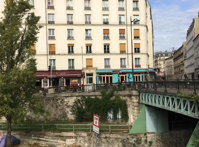 Paris, Au Bord Du Canal Saint Martin