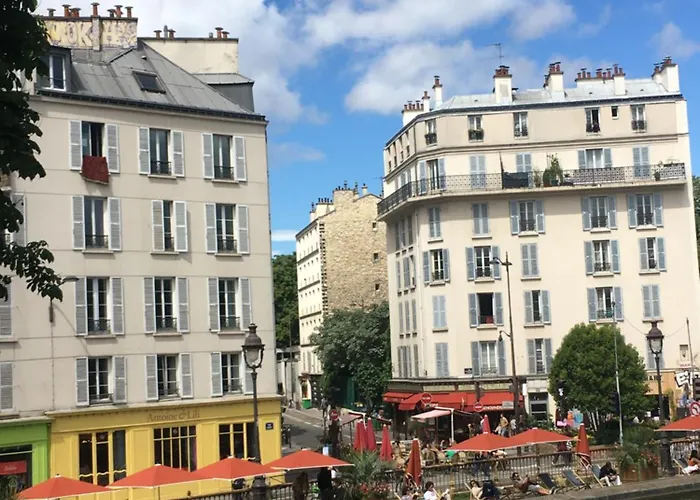 Paris, Au Bord Du Canal Saint Martin