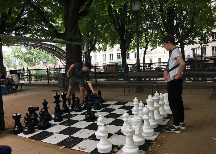 Paris, Au Bord Du Canal Saint Martin Paris