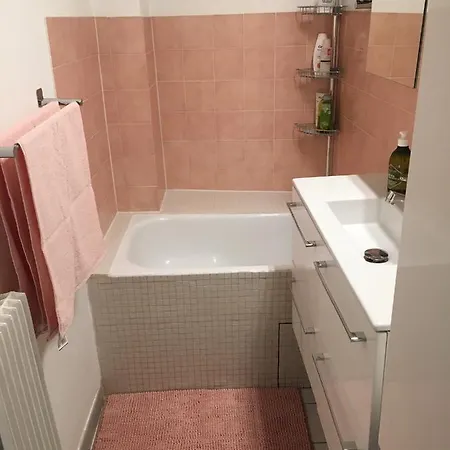 Apartment Paris, Au Bord Du Canal Saint Martin Paris