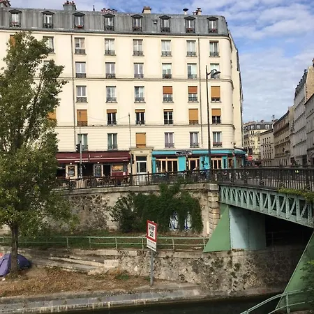Paris, Au Bord Du Canal Saint Martin